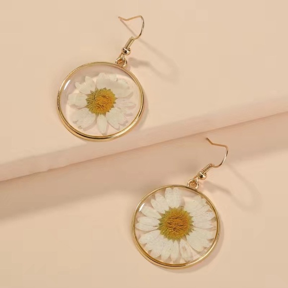 Pressed Floral Daisy Dangle Drop Gold Boho Dried Flower Resin Earrings NWT - Picture 3 of 6